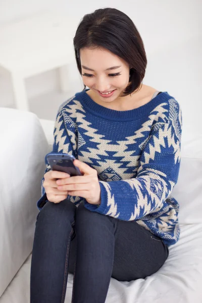 年轻漂亮的亚洲女人与智能手机. — 图库照片
