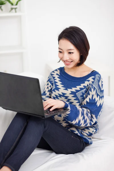 Giovane donna asiatica utilizzando il computer portatile — Foto Stock