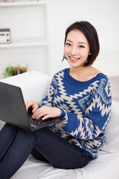 Jonge aziatische vrouw met behulp van laptop — Stockfoto