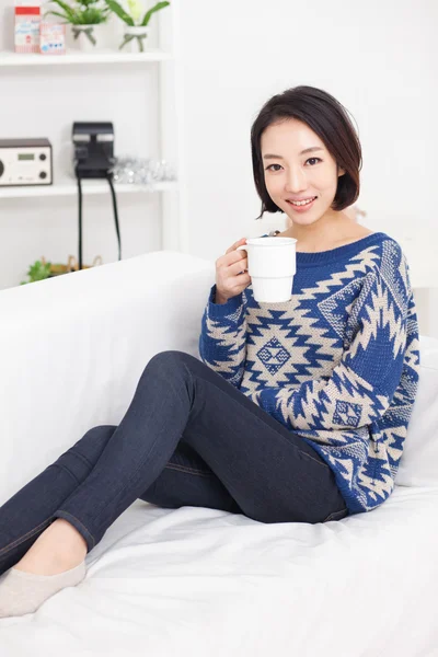 Молодая азиатская красотка пьет кофе . — стоковое фото
