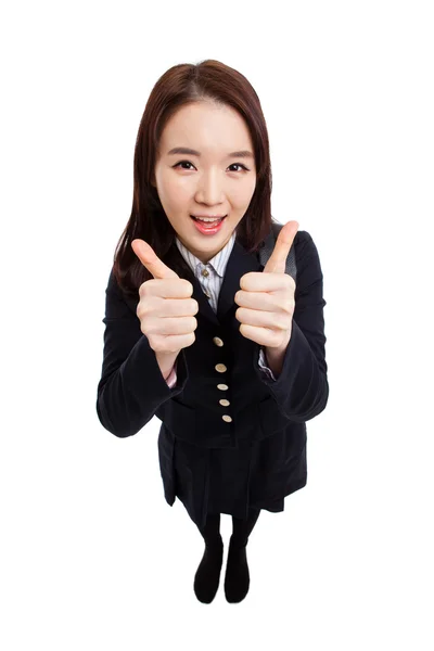 Молодой азиатский студент отпихивает большие пальцы на белом фоне . — стоковое фото
