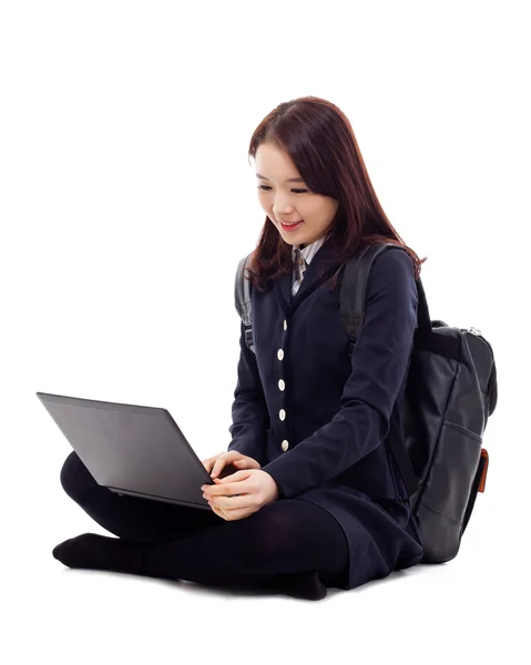 Yong estudante asiático bonito estudando whit laptop — Fotografia de Stock