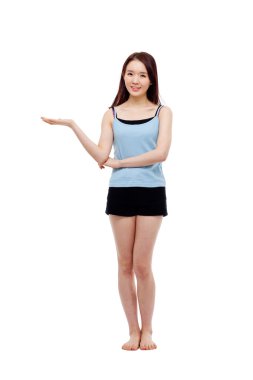 Asyalı kadın bir şey sunmak.