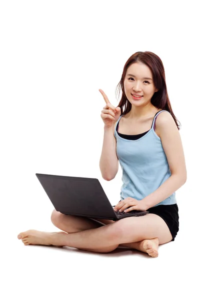 Asiatische Frau mit Laptop — Stockfoto