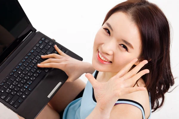 Asiatisk kvinna med bärbar dator — Stockfoto