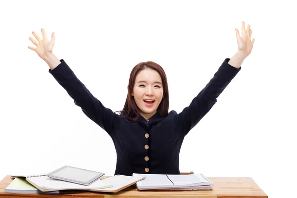 Glad ung asiatiska student på skrivbordet — Stockfoto