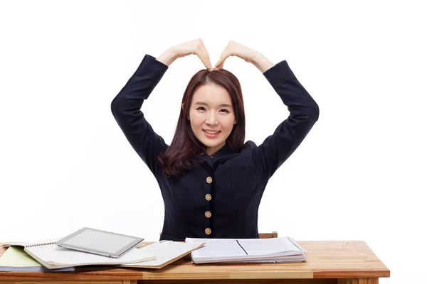 Jonge Aziatische student gebaar hart vorm. — Stockfoto