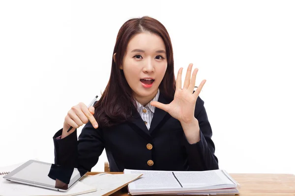 Säger ung asiatiska student på skrivbordet. — Stockfoto