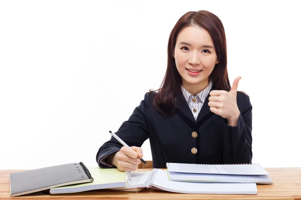 Asyalı öğrenci gösteren başparmak.