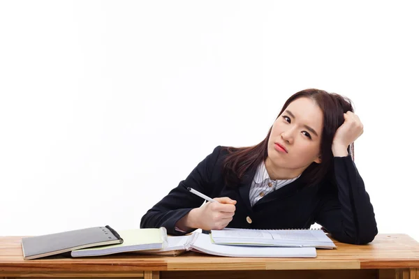 Junge asiatische Student mit Mühe auf Schreibtisch. — Stockfoto