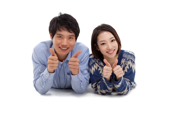 Jovem casal asiático mostrar polegares — Fotografia de Stock