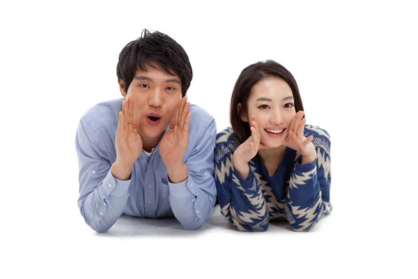 Jovem casal asiático dizer algo — Fotografia de Stock