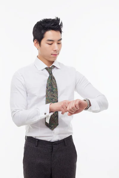 Młody biznesmen doradztwo jego zegarek — Zdjęcie stockowe