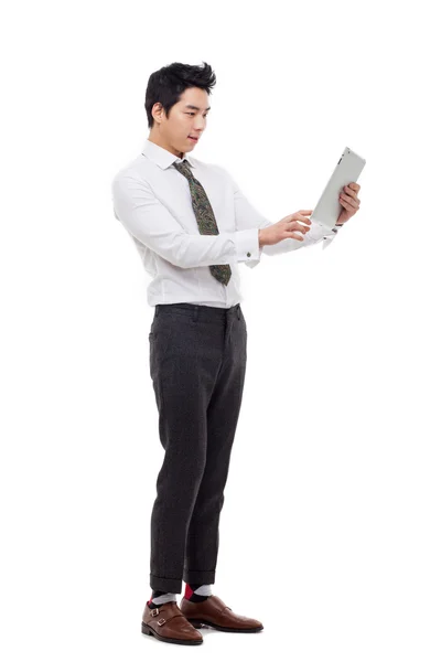 Joven asiático hombre de negocios usando una almohadilla PC — Foto de Stock