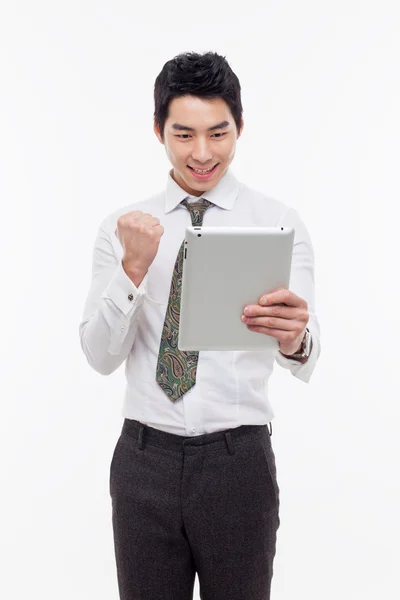 Junge asiatische Geschäftsmann mit einem Pad PC — Stockfoto