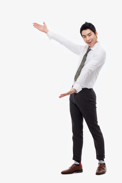 Jovem homem de negócios asiático mostrando algo — Fotografia de Stock
