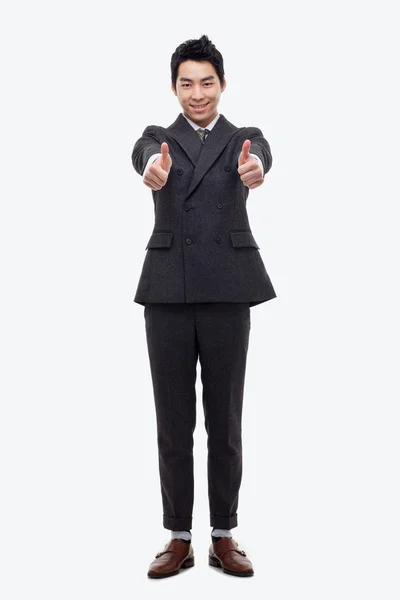 Mostrando pulgar joven asiático hombre de negocios . — Foto de Stock