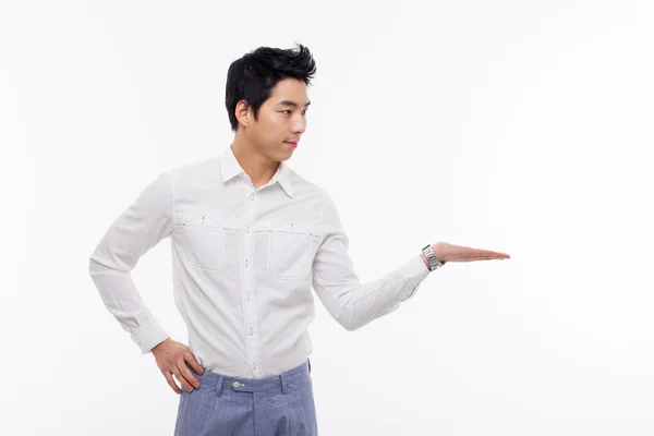 Asyalı adam bir şey sunmak