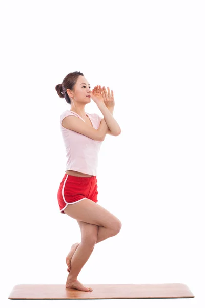 Joven mujer asiática ejercicio yoga — Foto de Stock