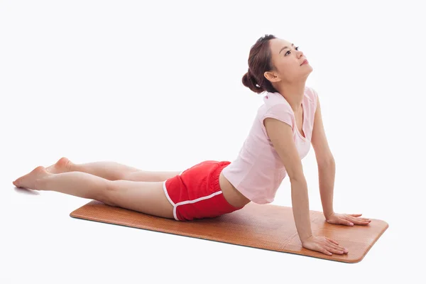 Joven mujer asiática ejercicio yoga — Foto de Stock