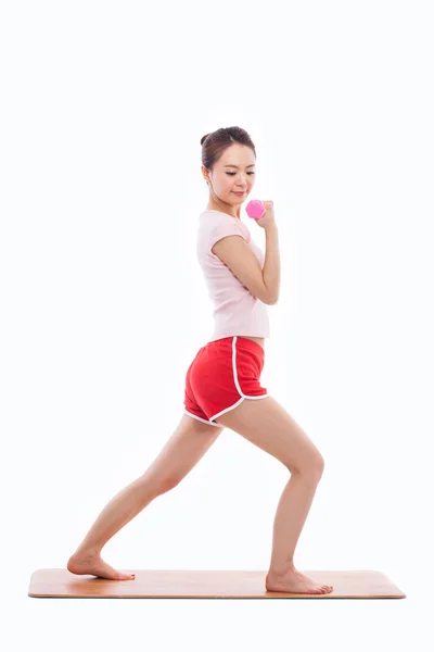 Jonge Aziatische vrouw oefening met dubbbell — Stockfoto