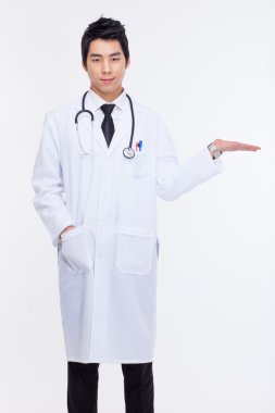 Genç Asyalı doktor bir şey sunmak.