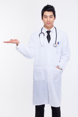 Genç Asyalı doktor bir şey sunmak.