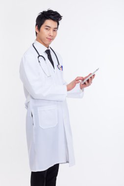 Genç Asyalı doktor Tabet pc kullanarak