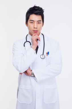 düşünme genç Asyalı doktor.