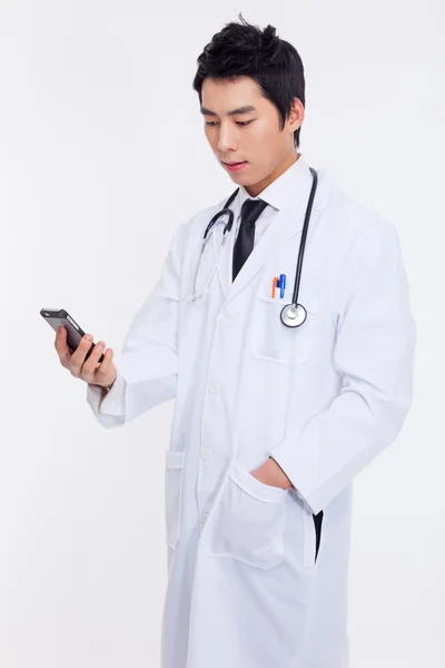 Jovem médico asiático usando smar phone — Fotografia de Stock