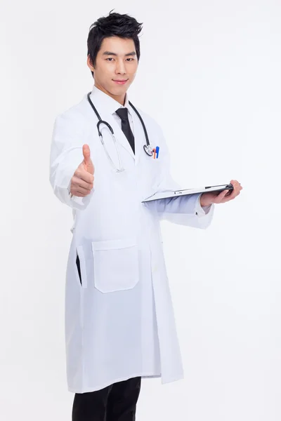 Jovem médico asiático mostrando polegar — Fotografia de Stock