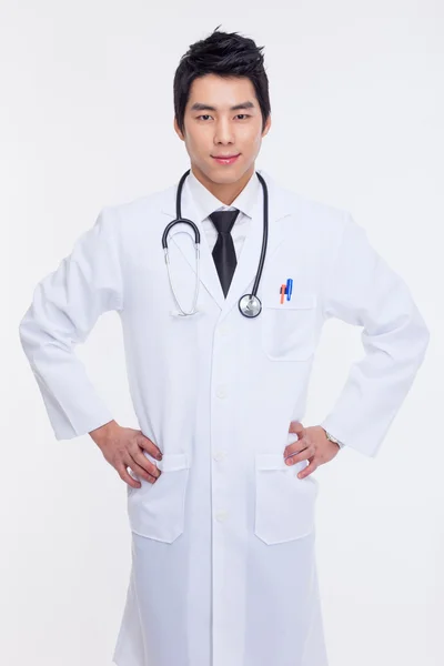 Giovane medico asiatico — Foto Stock