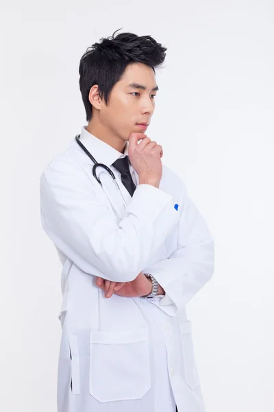 Pensando jovem médico asiático . — Fotografia de Stock