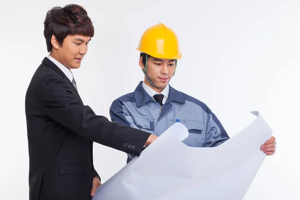 Asiatischer Geschäftsmann und Ingenieur mit einer Blaupause. — Stockfoto