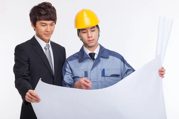 Asiatischer Geschäftsmann und Ingenieur mit einer Blaupause. — Stockfoto