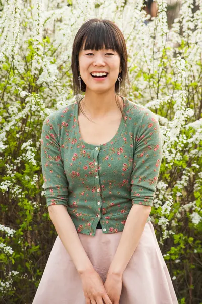 Krásná asijská mladá dáma — Stock fotografie