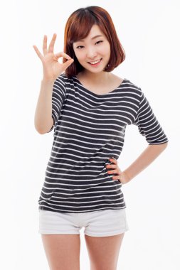 Tamam işaret gösteren genç bir Asyalı öğrenci