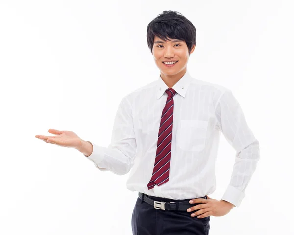 Молодой азиатский бизнесмен что-то показывает — стоковое фото