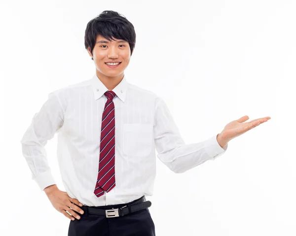 Młody azjatycki biznes człowiek pokazano coś — Zdjęcie stockowe