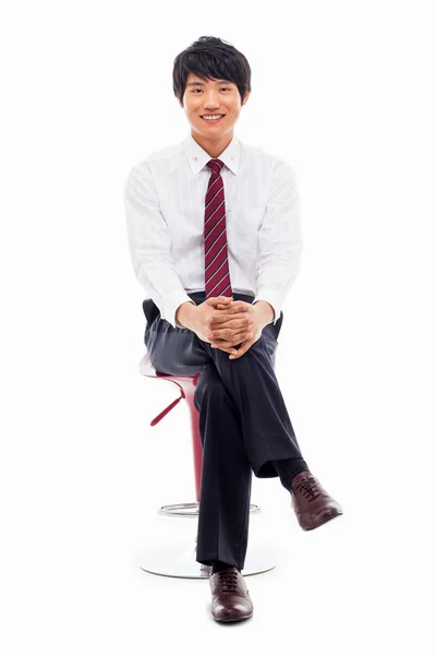 Młody azjatycki biznes człowiek siedzi na krześle. — Zdjęcie stockowe
