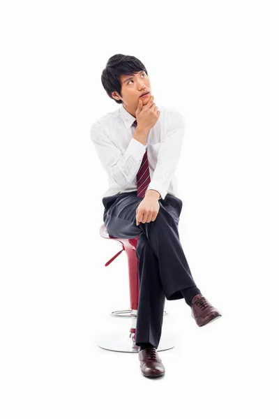 Junge asiatische Geschäftsmann sitzt auf dem Stuhl — Stockfoto