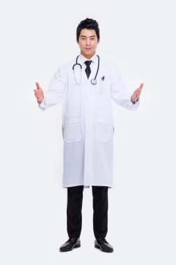 Genç Asyalı doktor silah yayıldı.