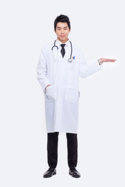 Genç Asyalı doktor bir şey sunmak.
