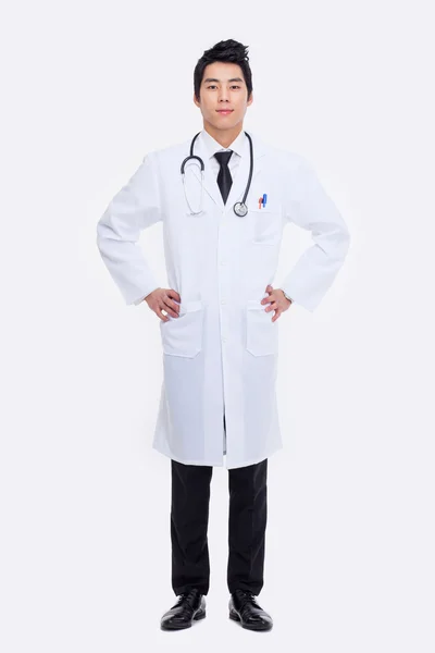 Giovane medico asiatico — Foto Stock