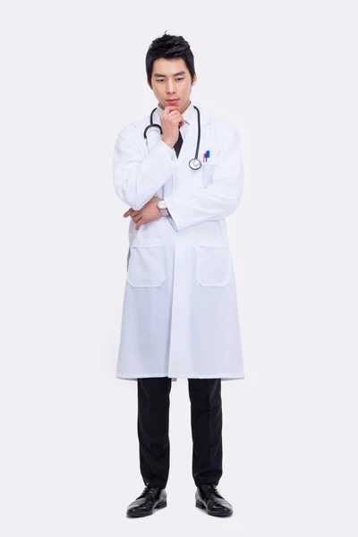 düşünme genç Asyalı doktor.