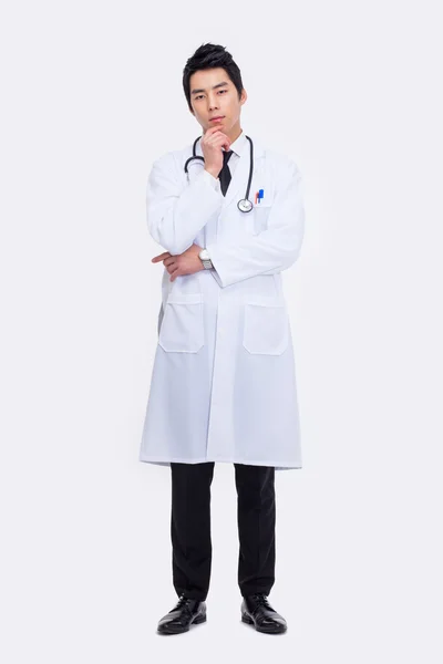 Denkende junge asiatische Arzt. — Stockfoto