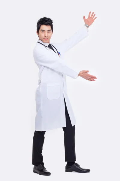 Junge asiatische Arzt präsentieren etwas. — Stockfoto