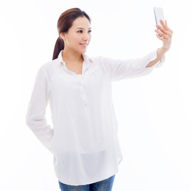 bir akıllı telefon kullanan genç Asyalı kadın.