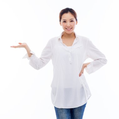 Asyalı kadın bir şey sunmak.