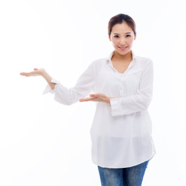 Asyalı kadın bir şey sunmak.